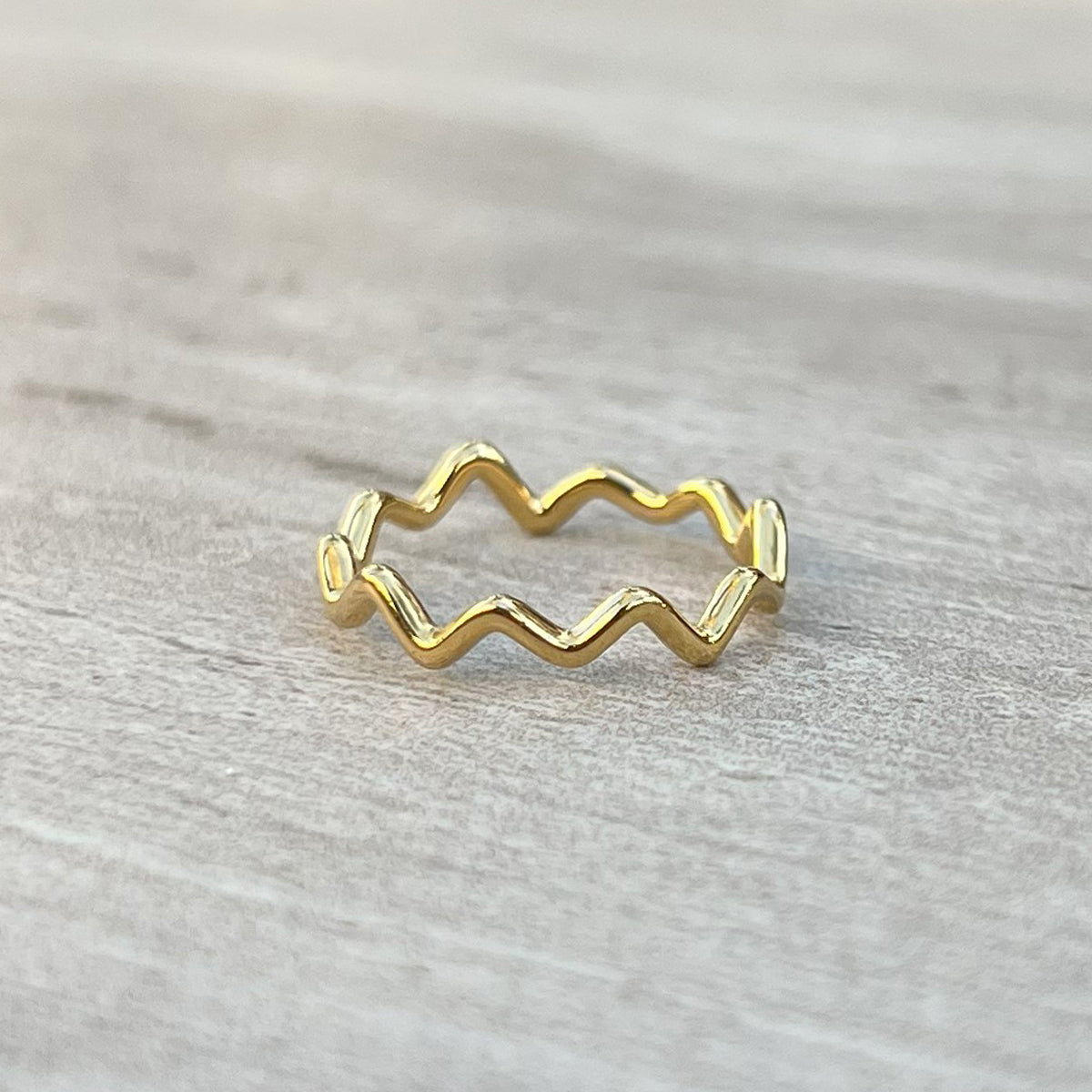 gold wavy stackable ring front
