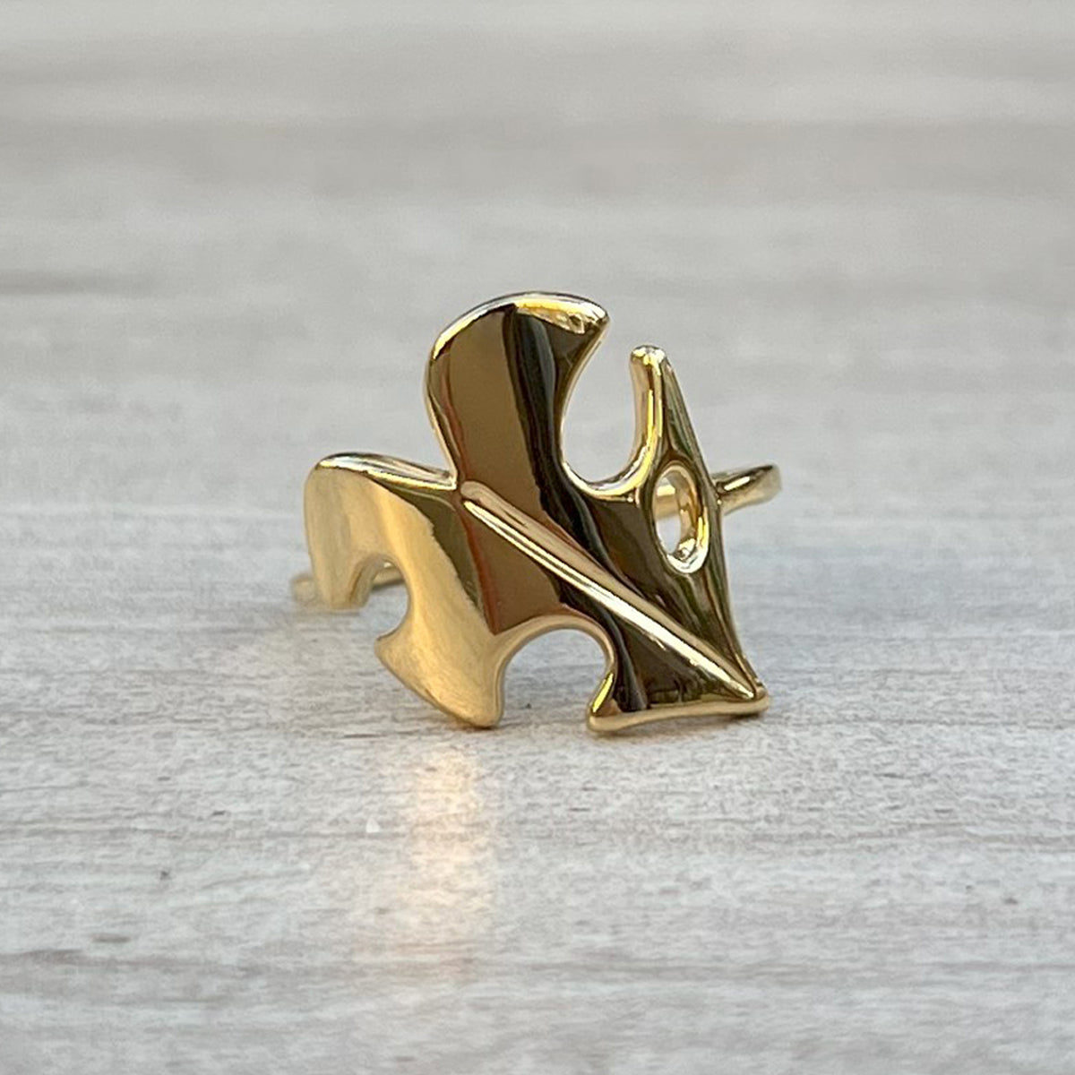 gold monstera leaf motif ring front