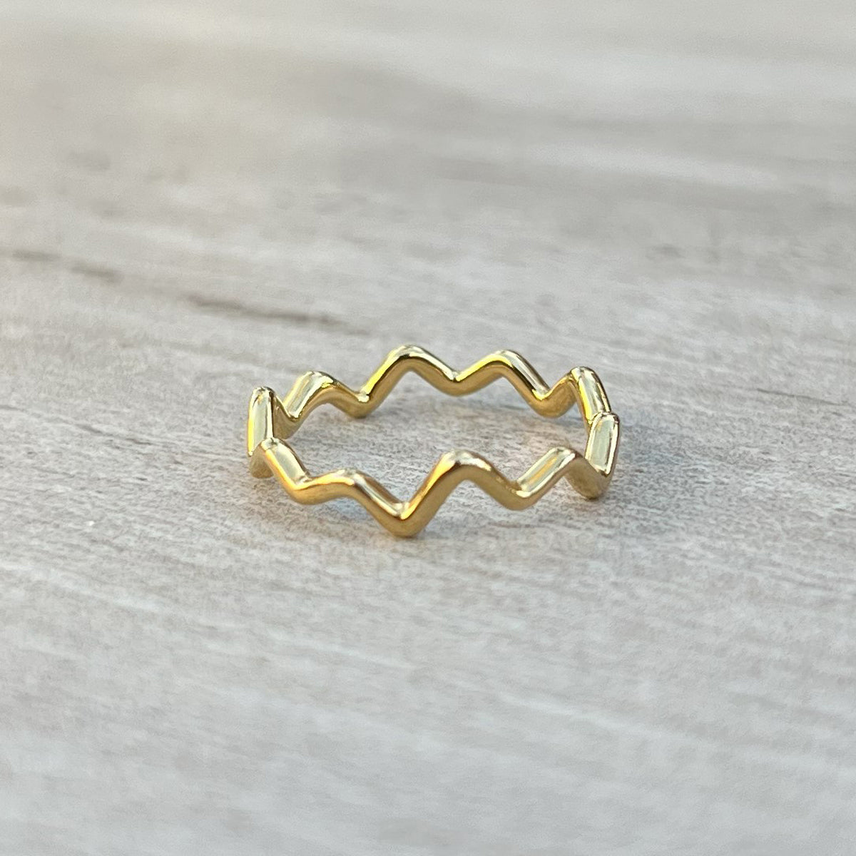 gold wavy stackable ring back