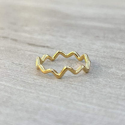 gold wavy stackable ring back