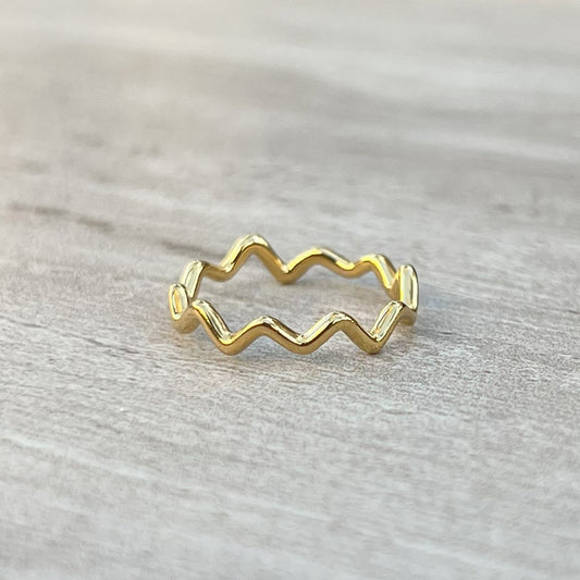 gold wavy stackable ring front
