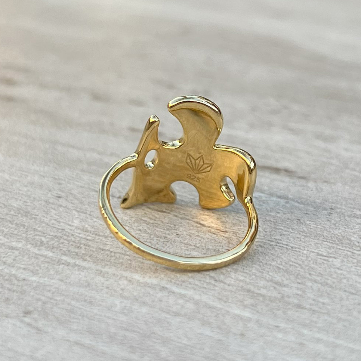 gold monstera leaf motif ring back